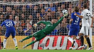 El portero de Qarabag, Ibrahim Sehic, no alcanza un disparo del mediocampista del Chelsea, Pedro, en su derrota 6-0 contra el equipo inglés.