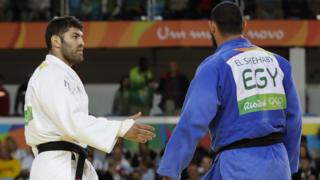Or Sasson (izquierda) alarga el brazo para darle la mano a Islam El Shehaby