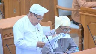 စာရင်းချုပ်ဦးမော်သန်း အစီရင်ခံစာ ဖတ်ကြားနေစဉ်