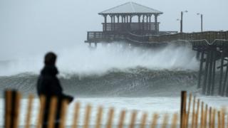 Olas chocando contra un muelle en Atlantic Beach, Carolina del Norte.