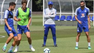 Conte aliwasaidia kutwaa mataji ya ligi ya Premier msimu wake wa kwanza pamoja na Kombe la FA.