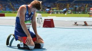Un atleta estadounidense lamenta su actuación.
