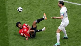 Diego Godín de Uruguay y Marwan Mohsen de Egipto (en rojo).