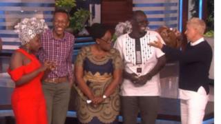 Achieng Agutu (kushoto alievaa gauni jekundu) pamoja na familia yake, ( kulia) ni Ellen Degeneres muongozaji wa kipindi cha The Ellen Show