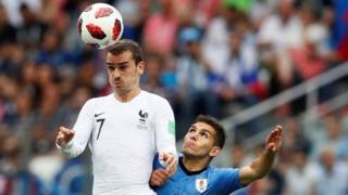 Antoine Griezmann pencetak gol kedua Prancis atas Uruguay di Nizhny Novgorod Stadium.