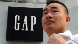 Человек проходит мимо магазина Gap в Китае
