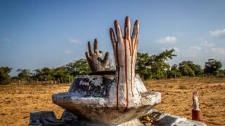 போரின் இறுதியில் காணாமல் போன பாதிரியார் பிரான்சிஸின் நிலை என்ன?