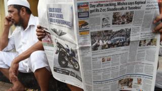 Мужчина читает газету в Индии