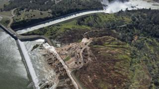 Oroville bəndinin 50 illik tarixində ilk dəfədir ki, fövqəladə daşqın kanalı istifadə edilib.