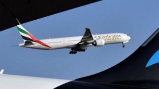 Des Tunisiennes ont accusé des employés d'Emirates d'avoir retardé leur vol.
