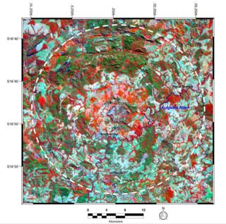 A cratera de Araguainha vista por satélite; os pontilhados brancos no circulo mostram os 40 km de diâmetro da cratera.