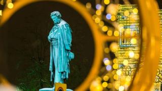 Памятник Пушкину в новогодней иллюминации