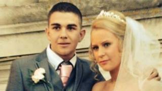 Rachael a Mitch Buckland yn ei briodas