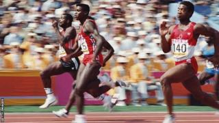 Carl Lewis (wa kabiri i bubamfu) yatsinze imidari ine y'inzahabu mu nkino za Olympique z'i Los Angeles mu 1984