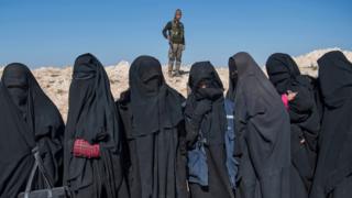 Bir Suriye Demokratik Güçleri militanı, Suriye'de IŞİD'in elindeki son bölgelerden Baghouz'a düzenlenen operasyon sırasında kentten kaçan sivilleri denetliyor