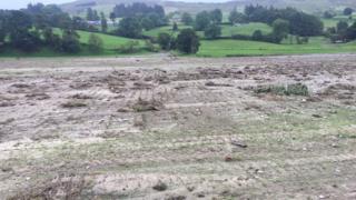 Плодородная сельскохозяйственная земля была покрыта густой грязью и щебнем