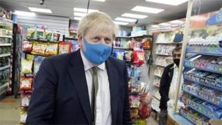 Boris Johnson con mascarilla