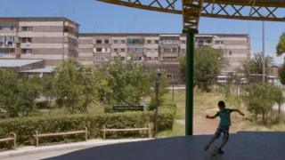 Criança brinca em Metsamor