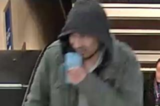 İsveç polisi saldırgan olduğundan şüphelenilen kişinin bu fotoğrafını paylaşmıştı