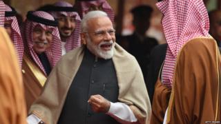 सौदीचे राजकुमार मोहम्मद बिन सलमान यांच्याबरोबर मोदी