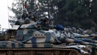 Türk tankları karkamış'tan geçerken görülüyor.