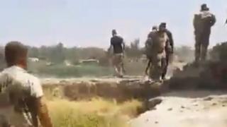 Кадр из клипа, в котором, как утверждается, иракские войска убивают задержанного в районе Мосула (11 июля 2017 года)