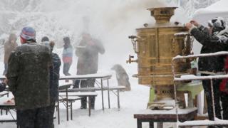 Otu nwoke na-ere tii na-ọsọ sunoo na Khimki, Moscow 4/2/2018