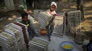 Un niño trabaja en una fábrica de globos en Dhaka, en octubre de 2014.