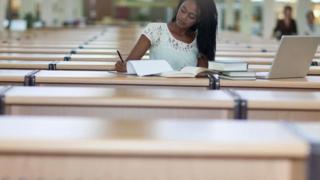 فتاة تؤدي امتحان مكتوب