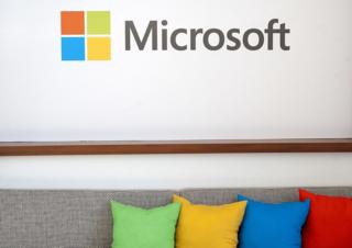 Un sillón bajo un logo de Microsoft