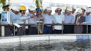 Ông Phúc được nghe trình bày nước nhà máy thép Formosa Hà Tĩnh xả thải ‘có thể nuôi được cá’.