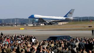 空军一号在驻日美军横田空军基地着陆(5/11/2017)
