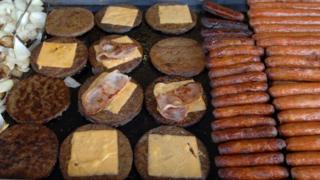 Hambúrgueres e salsichas em chapa