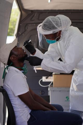 Mzwakhe Mohlaloganye testet einen Patienten