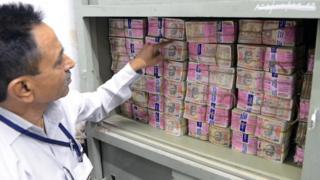 Банковский служащий считает деньги