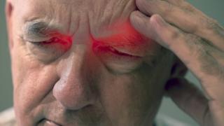 Hombre con dolor intenso detrás de los ojos