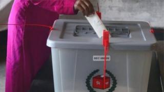 সংসদ নির্বাচনে ভোট দেওয়ার ছবি।