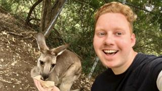 Люк Шортленд с кенгуру проводит год за границей в Австралии