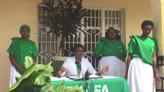 Victoire Ingabire, akikijwe na bamwe mu bayoboke b'ishyaka rye rishya, mu kiganiro n'abanyamakuru mu rugo iwe i Kigali kuri uyu wa gatandatu