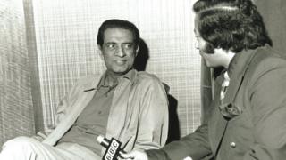 ভারতীয় চলচ্চিত্র নির্মাতা সত্যজিৎ রায়ের সাক্ষাতকার নিচ্ছেন শ্যামল লোধ।