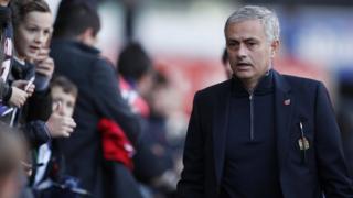 Jose Mourinho jelang laga lawan Swansea, mempertanyakan Luke Shaw dan Chris Smalling.
