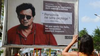 Poster de Guy André Kieffer affiché par Médecins Sans Frontière au bord d'une rue d'Abidjan le 16 avril 2014.