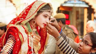 एखाद्या मुलाने किंवा मुलीने आंतरजातीय विवाह केला, तर त्यांच्या भावंडांची लग्न ठरतानाही अडचण येते, असं गोपाळ शेट्टी म्हणाले
