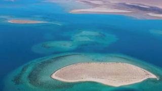 Vista aérea de islas en el Mar Rojo