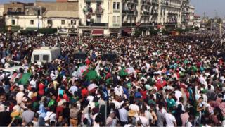 Des Algériens réunis place du 1er-Mai, à Alger, la capitale, pour accueillir l'équipe nationale, samedi 20 juillet 2019.