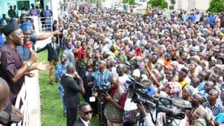 Makinde ati awọ̀n ọmọ igbimọ alasẹ rẹ n ba ọgọọrọ ero sọrọ