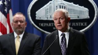 Jeff Sessions (Midig)