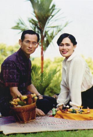 ภาพ รูป ราชินี ในหลวง พระบรมราชชนนีพันปีหลวง สมเด็จพระนางเจ้าสิริกิติ์