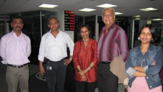 (বাঁ দিক থেকে) মিজান খান, সাবির মুস্তাফা, মানসী বড়ুয়া, সৌমিত্র চট্টোপাধ্যায়, জেসমিন আহমেদ।