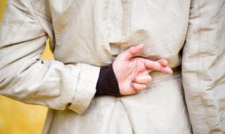 Woman crosses fingers behind her back